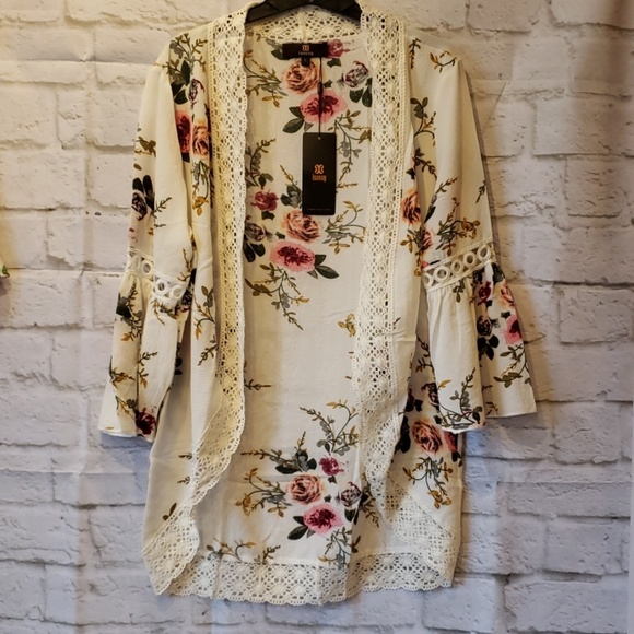 isassy Jackets & Blazers - NWT Cream w/ Lace Kimono USA size 6 Floral
